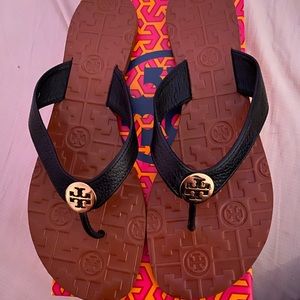 TORY BURCH LEATHER SANDALS WITH METAL LOGO